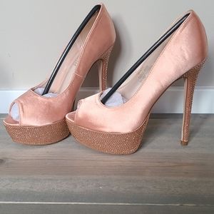 De Blossom Brand new in box peep toe heels 💎